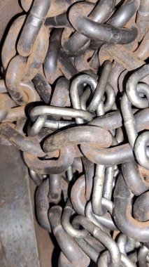 Bir fabrikada çelik zincir