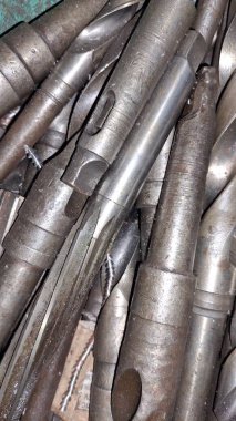 Duvarın arkasında metal ve çelik boru var.