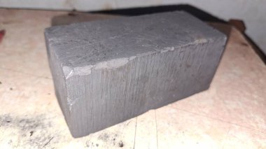 Büyük bir kağıt parçasıyla metal bir tabak.