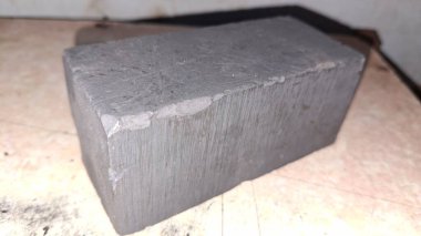 Bir sürü taşlı siyah tuğla duvar.