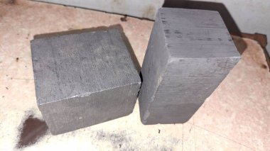 Beyaz arka planda metal bir borunun yakın plan çekimi.