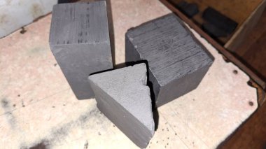 Siyah ve beyaz plakalı metal.