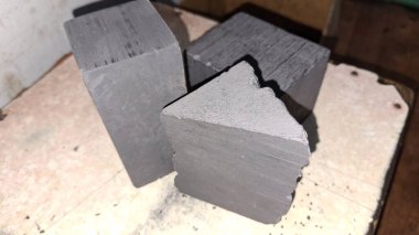 İnşaat için metal ve ahşap ürünleri