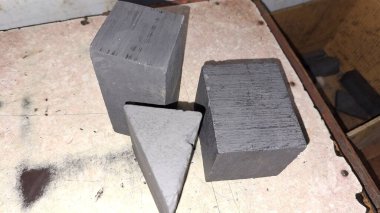 Bir metal parçasına yaklaş.