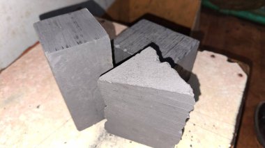 Bir odun yığınına yakın.