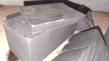 Fabrikadaki eski paslı metal boru.