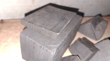 Siyah saplı eski ahşap masa