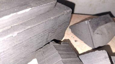 Değişik boyutlarda paslı metal bir boru.