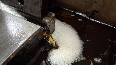 Metal bir boruyla metalin yakın plan çekimi.