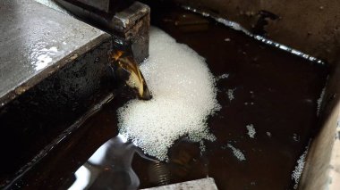 Metal bir borunun yakın plan çekimi.