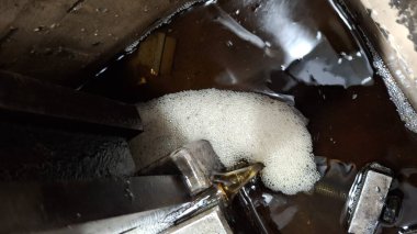 Atölyedeki metal boru.