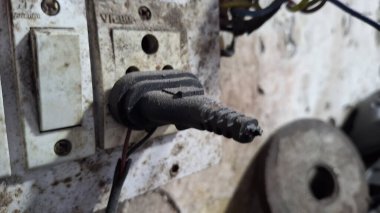 Elektrik soketine ve duvar