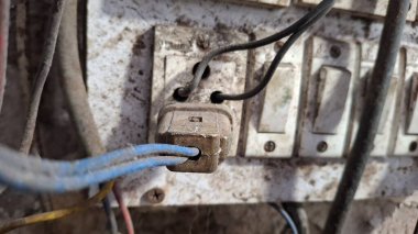 Duvardaki elektrik prizi