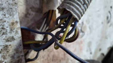 Duvardaki eski metal borular