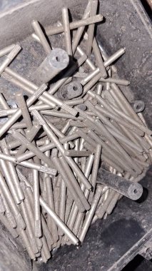 metal ve fındık yığını.