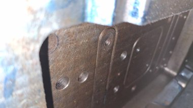 Arka planı bulanık metal bir kapının yakın çekim görüntüsü.