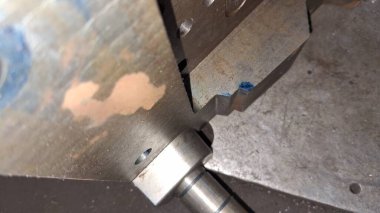 Fabrikadaki çelik borular.