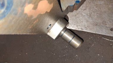 Yerde metal sapı var.