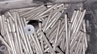 Kutudaki metal vidalar..