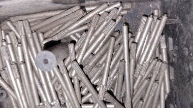 Gri arka planda metal fındık ve cıvatalar