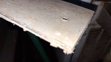 Eski kirli metal çatı