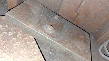 Yerde metal boru ve vana var.