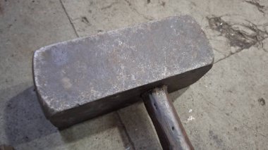 Masanın üzerinde çekiç