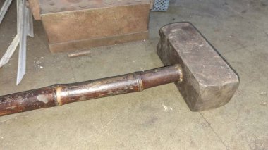 Eski paslı demir zeminde