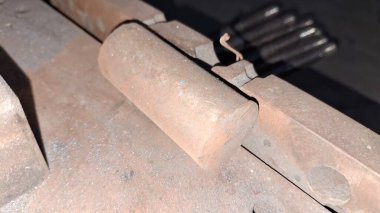 Eski metal zincir ve cıvatalar