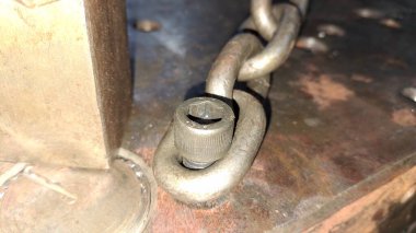 Sokaktaki paslı metal zincir.