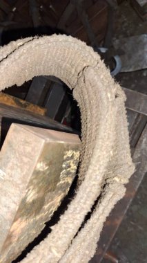 Duvarın arkasında metal bir ip var.