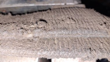 Duvarda eski paslı demir