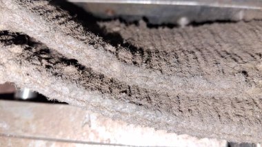 Kirli metal bir boruya yakın.