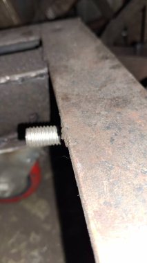 Metal saplı metal bir boruya yaklaş.