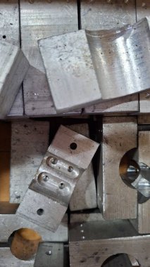 Farklı metallere ve farklı boyutlara yakın durun.