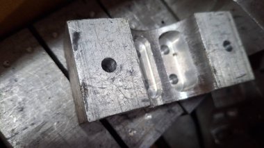 Beyaz arka planı olan metal bir plaka.