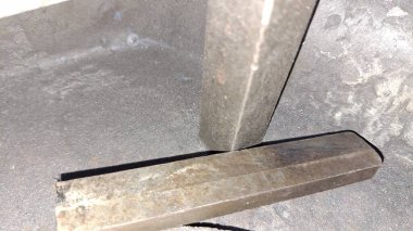 Metal bir plakaya yakın.