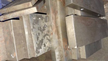 Fabrikadaki çelik boru.