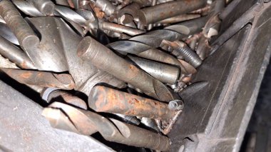 Garajdaki araba motoru.