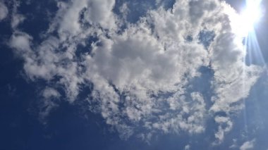 Bulutlu mavi gökyüzü