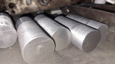 Metal boruların olduğu yığını kapat