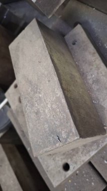 Metal bir plakaya yakın.