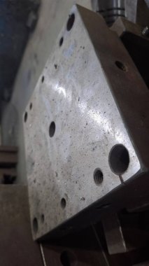 Metal ürünlerin atölyedeki süreci. Üretim süreci. Ürün üretimi.