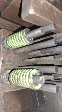 Atölyedeki metal boru.