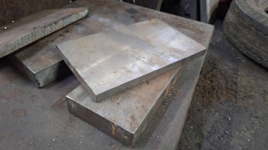 Yere çelik boru döşedi.