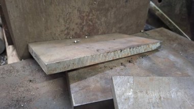 Fabrikadaki eski paslı metal boru.