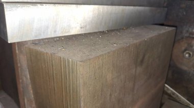 Metal ürünler deposundaki paketlerin metal profil açısı