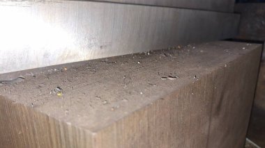 Bir sürü odunu olan paslı metal bir kapı.