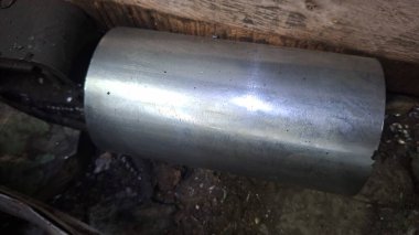 Yerde metal boru var.