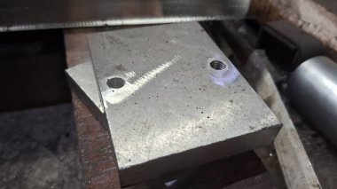 Büyük saplı metal bir kapı.